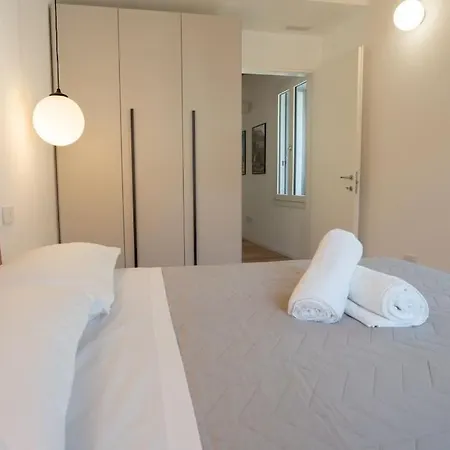 Modern Lungolago Di Apartamento Como
