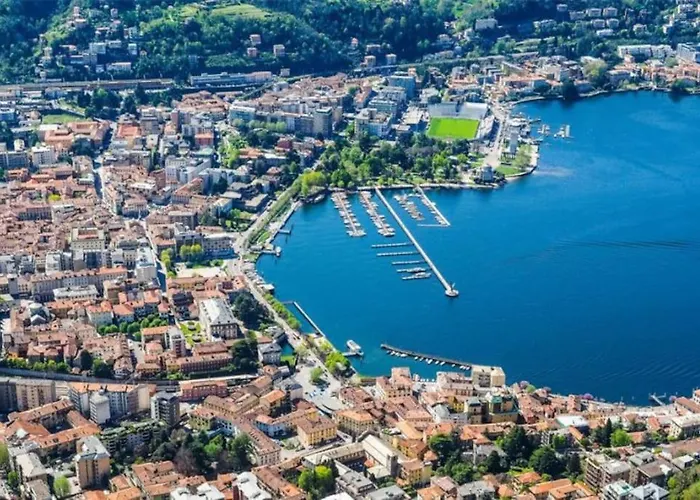 Modern Lungolago Di Como