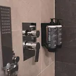 Modern Lungolago Di Apartment Como