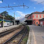 Modern Lungolago Di *