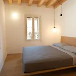 Modern Lungolago Di