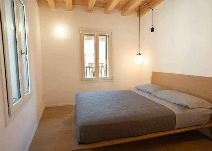 Modern Lungolago Di